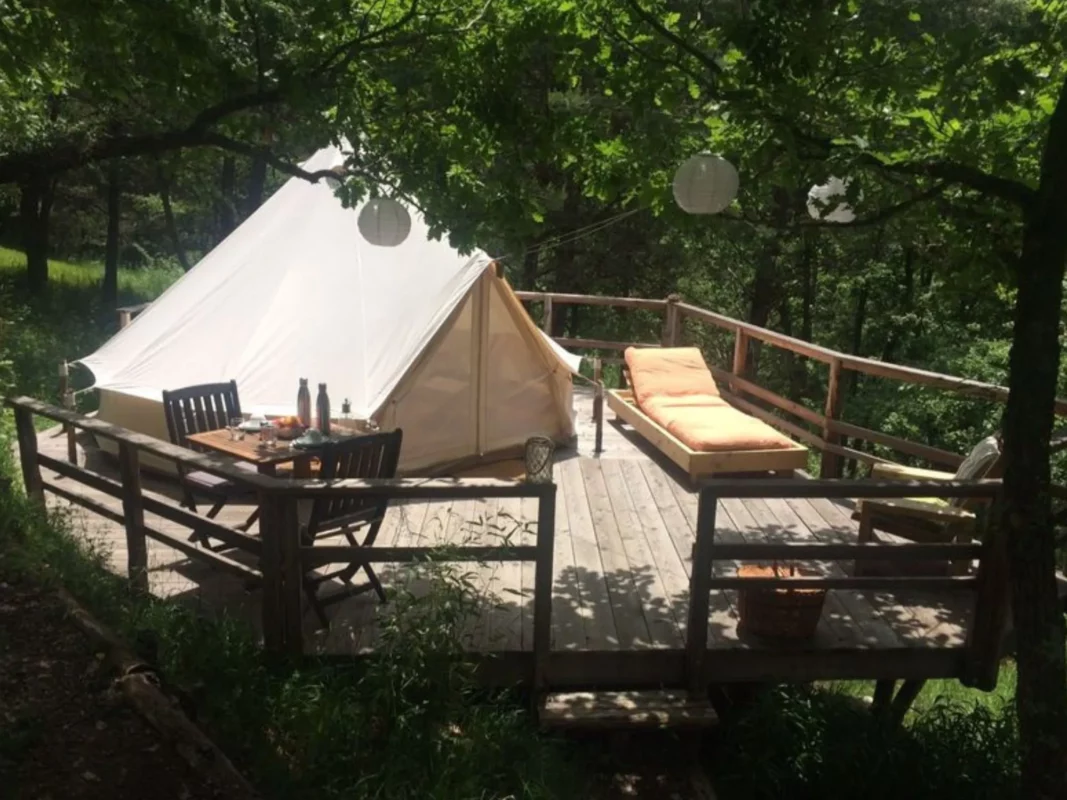 Logement atypique entre Vence et Nice : une expérience unique à la montagne.