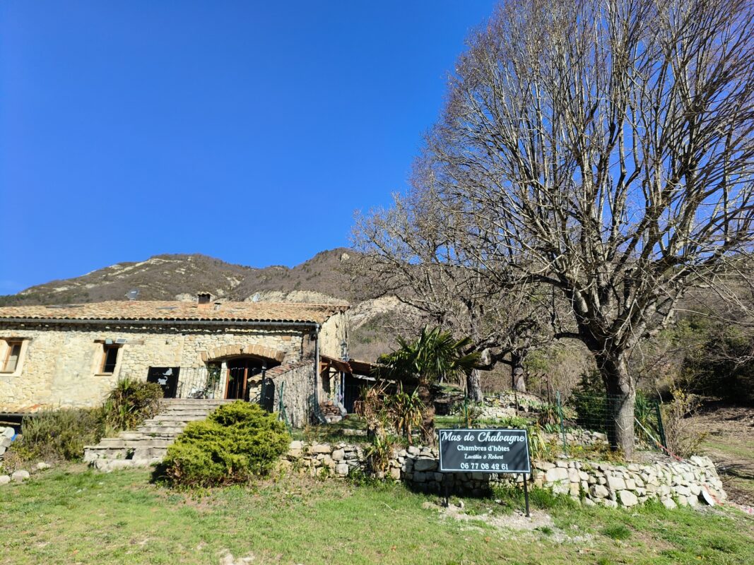 Mas de Chalvagne Découvrez nos services d'hébergement confortable, petits déjeuners et activités en pleine nature au Mas de Chalvagne. Barbecue ,terrasses, jardin et terrain de pétanque sont à votre disposition.